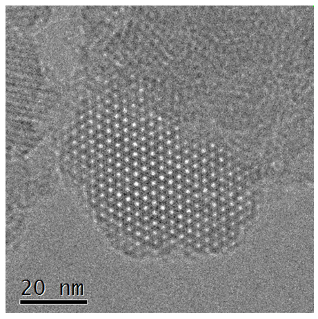 Image HRTEM à 200kV d’une nanoparticule MIL-100Fe obtenue sur une caméra K2 Summit. La nanoparticule est orientée en axe de zone <111>. L’acquisition a été faite en mode fractionnée sur une seconde (une correction de drift a été réalisée entre les images), la dose totale d’irradiation est de 5.3 électrons par Angstrom carré. L’observation a été faite sur un microscope JeolF200 par GatanUS.